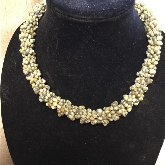 Tiny green shell necklace - Picture 2 of 4